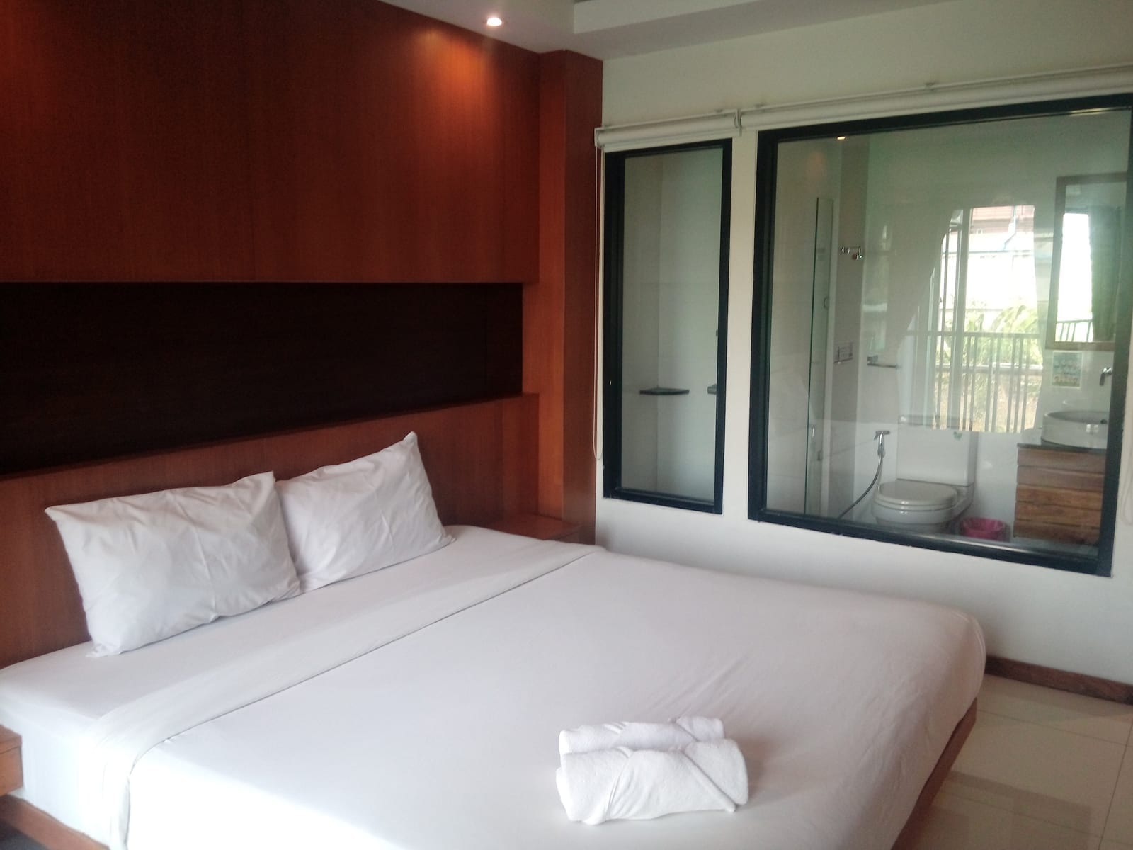 มุมห้องพักและระเบียงส่วนตัวของ The De Hotel by 257 Group โรงแรมดีไซน์ในเมืองเพชรบูรณ์