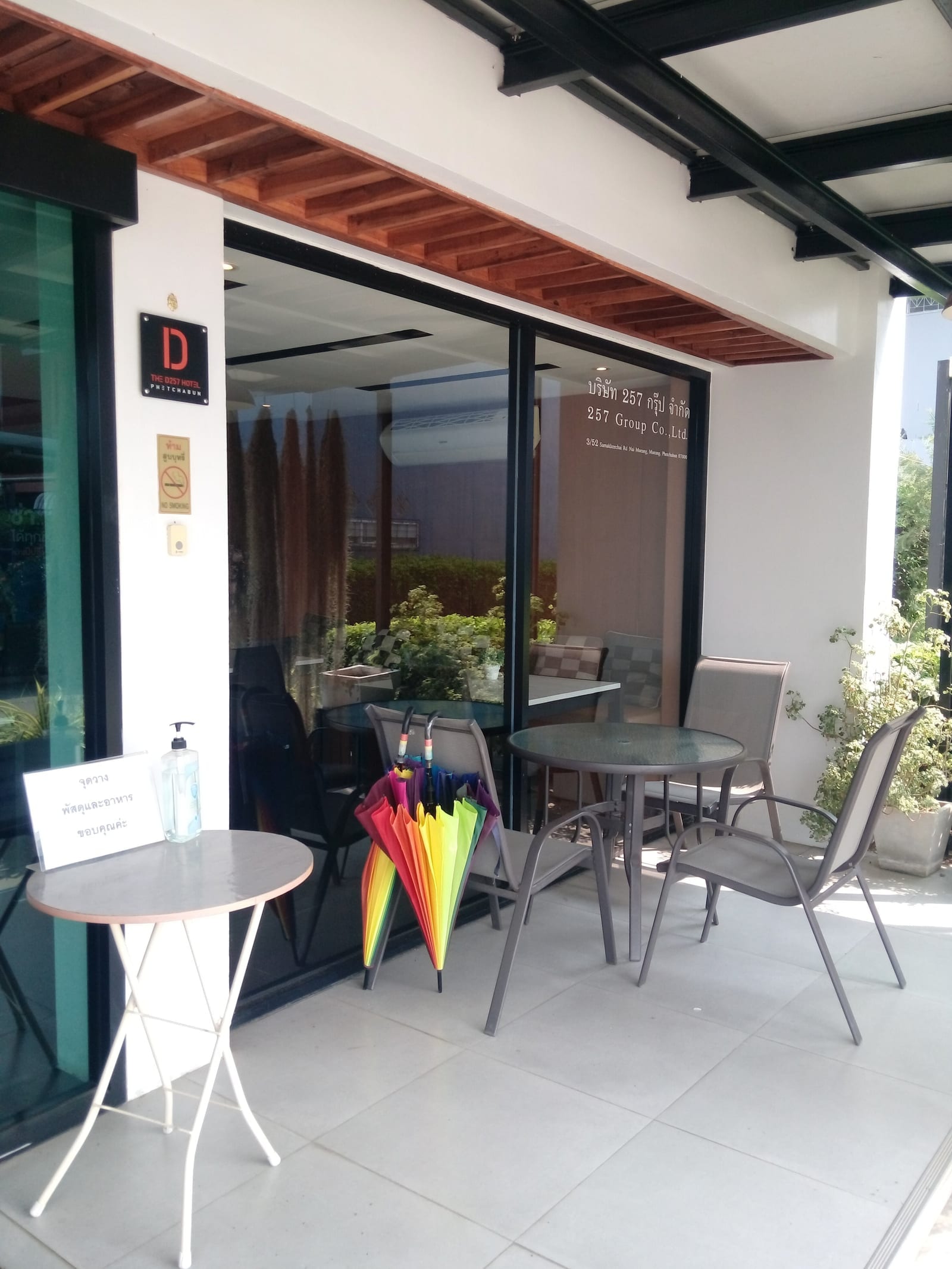 ห้องอาบน้ำกั้นกระจกใสและงานตกแต่งโมเดิร์นของ The De Hotel by 257 Group เพชรบูรณ์