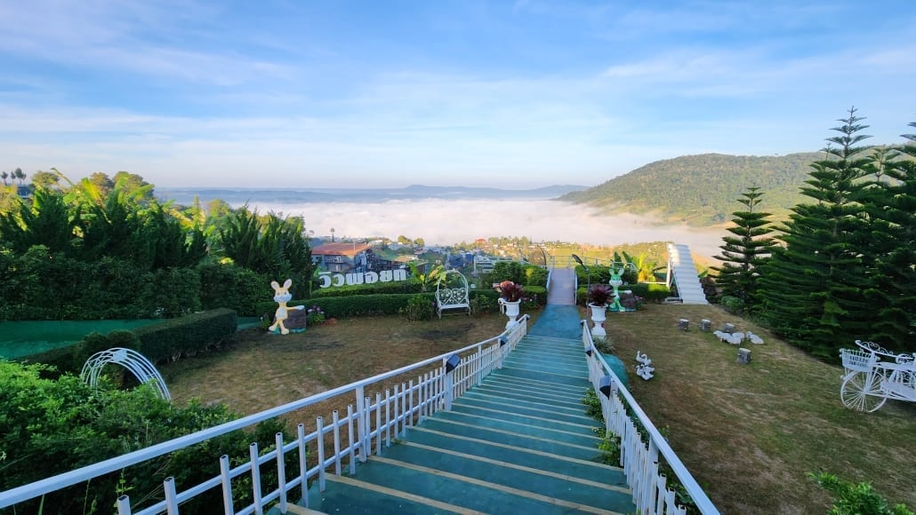 วิวทะเลหมอกและหุบเขาจากระเบียงห้องพักของ Hotel Viewpoint Khao Koh ในตอนเช้า