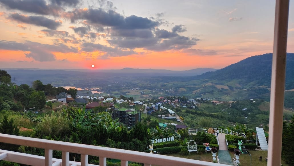 บรรยากาศยามเย็นและแสงไฟของ Hotel Viewpoint Khao Koh มองเห็นหุบเขาเขาค้อ