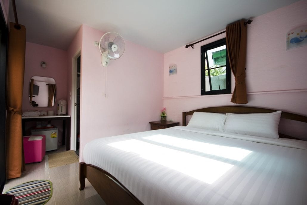 ห้องพักภายในของ Hotel Viewpoint Khao Koh ตกแต่งเรียบง่ายพร้อมหน้าต่างมองวิวภูเขา