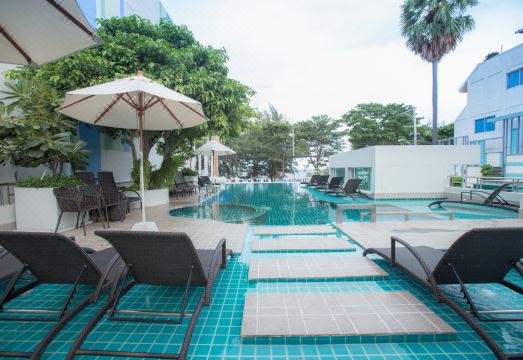 สระว่ายน้ำลอยฟ้าบนชั้นสูงของ Asia Cha-am Hotel มองเห็นทะเลชะอำ