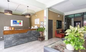 ร้านอาหารริมหาดและมุมนั่งเล่นของ The Beach Cha Am Residence มองเห็นทะเลชะอำ