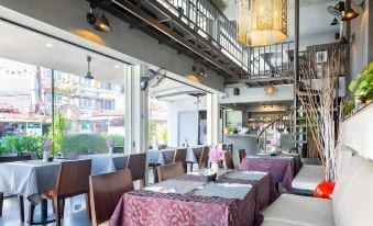 มุมระเบียงและทางเดินภายใน The Beach Cha Am Residence ใกล้หาดชะอำ