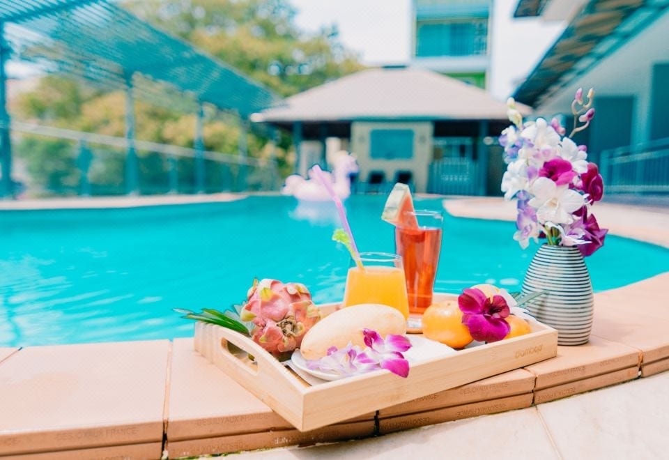 สระว่ายน้ำกลางแจ้งของ Cha Am My House ย่านหาดชะอำ พร้อมเตียงอาบแดดริมสระ