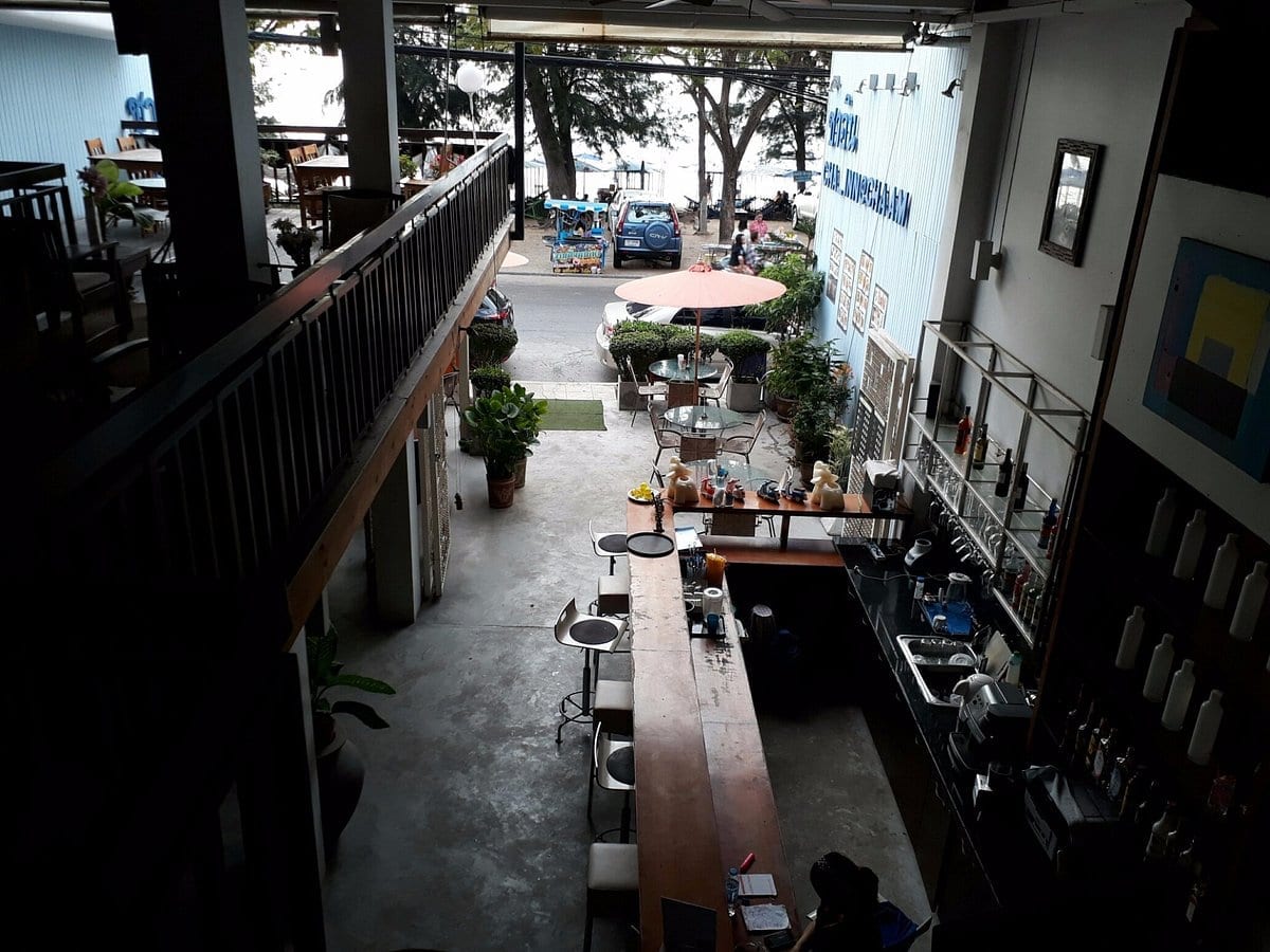 บรรยากาศระเบียงและวิวหาดชะอำจากห้องพักของ Cha Inn @ Cha-am