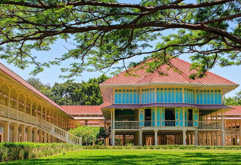 อาคารสีขาวสไตล์โคโลเนียลของ Devasom Hua Hin Resort ริมหาด