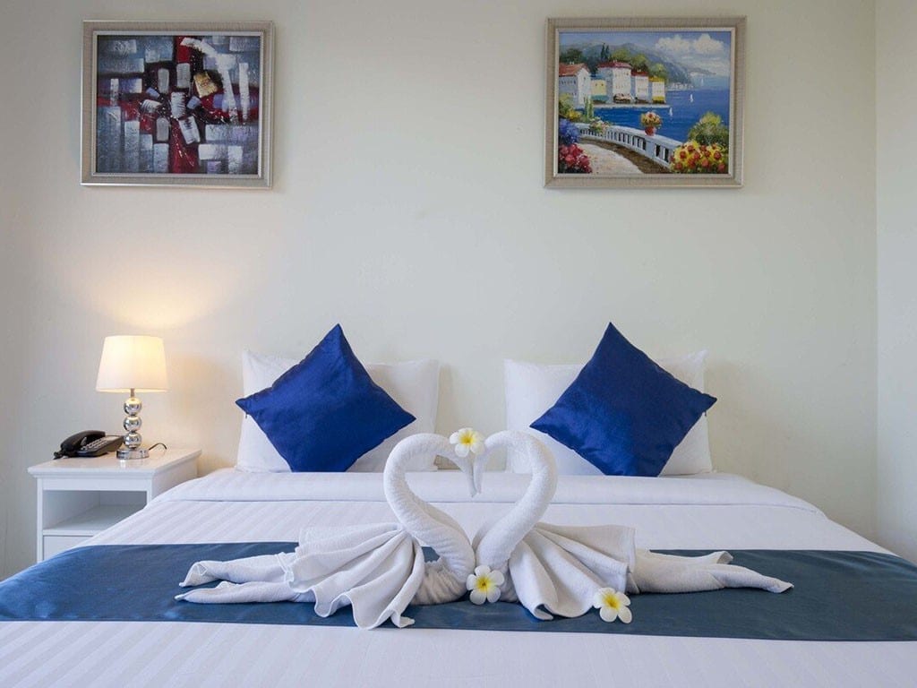 บรรยากาศห้องพักของ Evergreen Resort Cha-am ตกแต่งเรียบง่ายโทนอบอุ่นพร้อมระเบียง