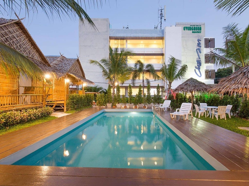 สระว่ายน้ำกลางแจ้งและพื้นที่ส่วนกลางของ Evergreen Resort Cha-am ชะอำ เพชรบุรี