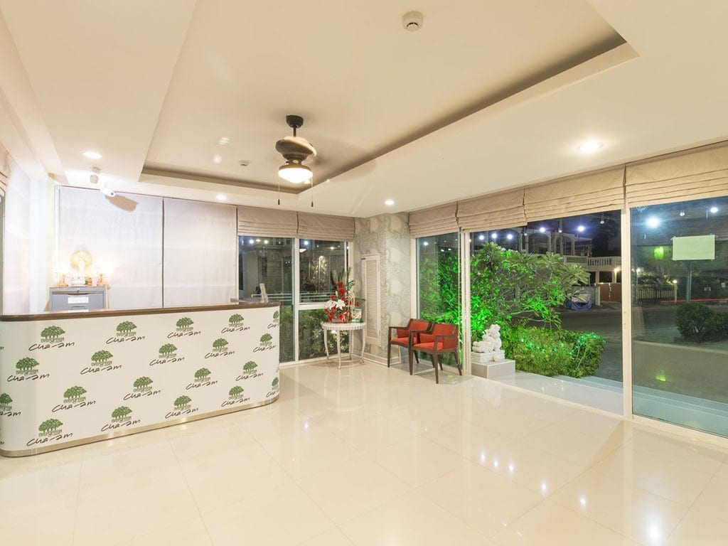 มุมอาคารและทางเข้ารีสอร์ท Evergreen Resort Cha-am ย่านถนนราษฎร์พลี 2 ชะอำ