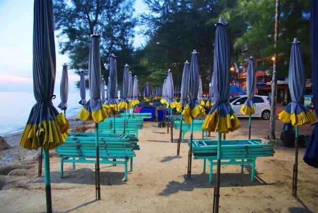ห้องพักปรับอากาศของ Cha-Am Fish Star ตกแต่งเรียบง่ายสะอาดตา พร้อมเตียงและทีวีจอแบน