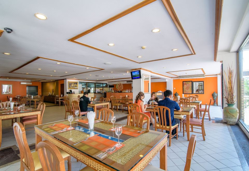 บรรยากาศร้านอาหารและพื้นที่ส่วนกลางของ Golden Beach Cha-Am Hotel ริมหาดชะอำ