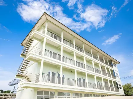 ห้องพักใหม่สะอาดของ J-House Hotel เพชรบุรี เตียงนอนพร้อมระเบียงส่วนตัว
