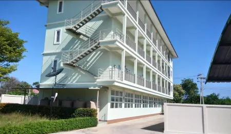 มุมห้องพักของ J-House Hotel แอร์เย็น ทีวีจอแบน ตู้เย็น