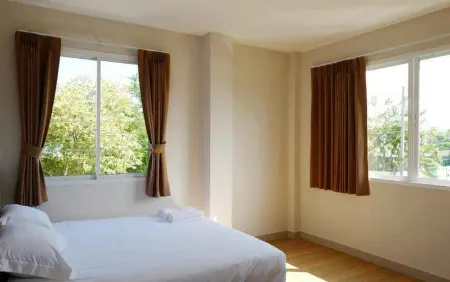 บรรยากาศตัวอาคารและพื้นที่ส่วนกลางของ J-House Hotel ในตัวเมืองเพชรบุรี