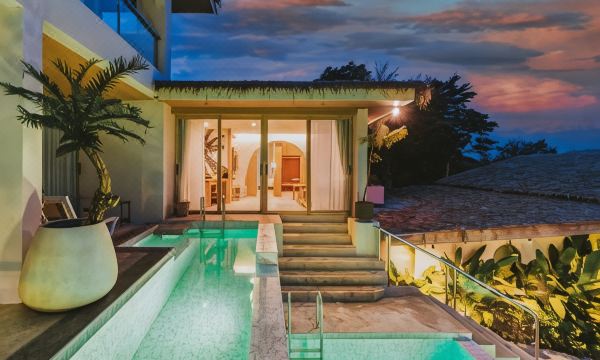 สระว่ายน้ำอินฟินิตี้ของ Le La Lake Resort and Spa มองออกไปเห็นอ่างเก็บน้ำแก่งกระจาน