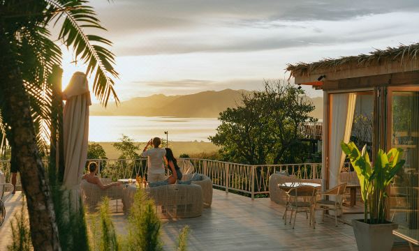 ร้านอาหารริมน้ำบรรยากาศโปร่งสบายภายใน Le La Lake Resort แก่งกระจาน