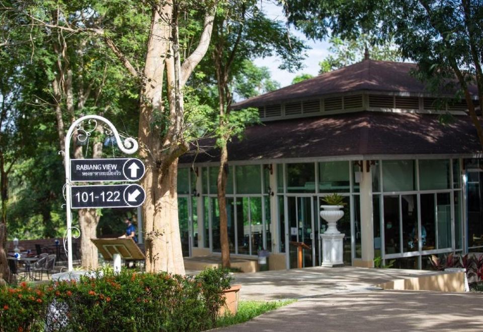 สระว่ายน้ำกลางแจ้งของ Nana Resort Kaeng Krachan ท่ามกลางสวนเขียวริมแม่น้ำเพชรบุรี