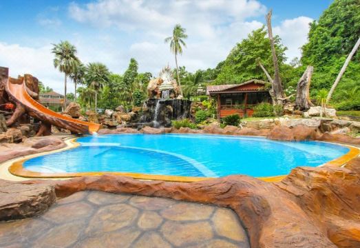 สวนตกแต่งด้วยน้ำตกหินประดับและไม้ประดับร่มรื่นภายใน Nana Resort แก่งกระจาน