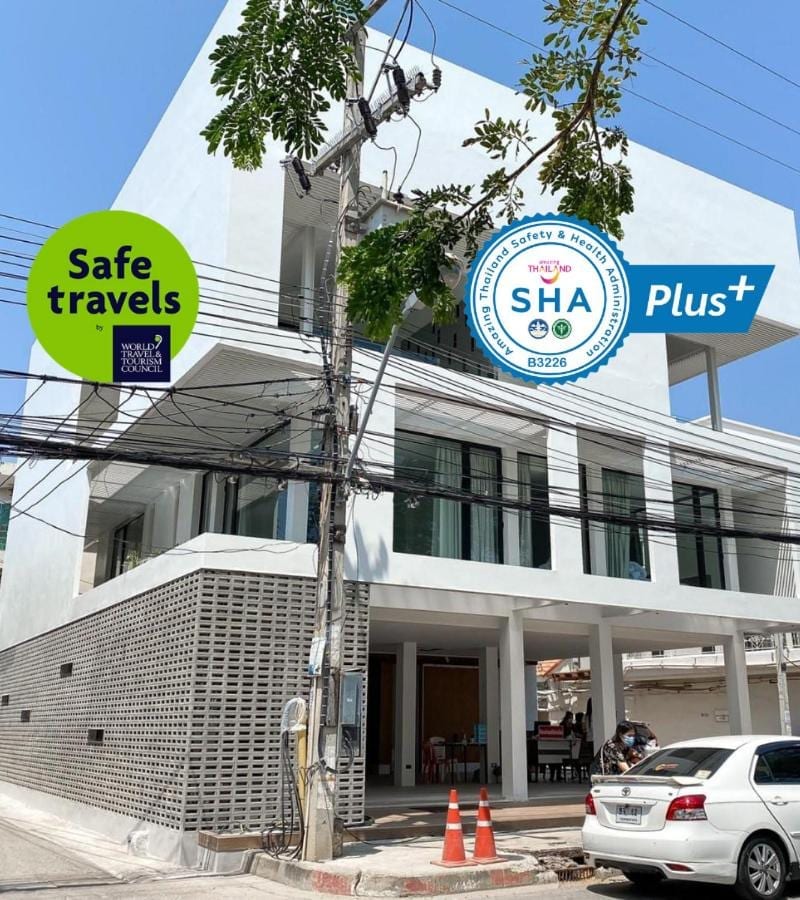 บรรยากาศภายในรีสอร์ทและสระว่ายน้ำกลางแจ้งของ Nirundorn Resort Chaam ริมหาดชะอำ