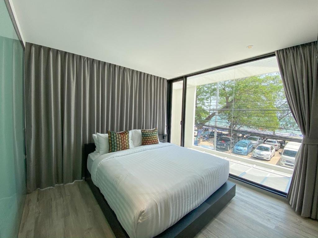 ห้องพักวิวทะเล (Sea View) ของ Nirundorn Resort Chaam มองออกไปเห็นหาดชะอำ
