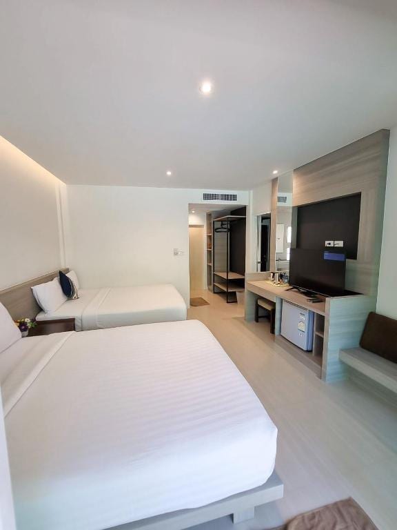 ห้อง Deluxe วิวสระว่ายน้ำของ Nirundorn Resort Chaam ตกแต่งโทนสบายตา
