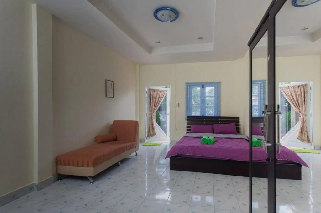 ห้องพักของ Pa Sabai Resort Cha Am ตกแต่งเรียบง่ายโทนอบอุ่น มีแอร์และระเบียงส่วนตัว