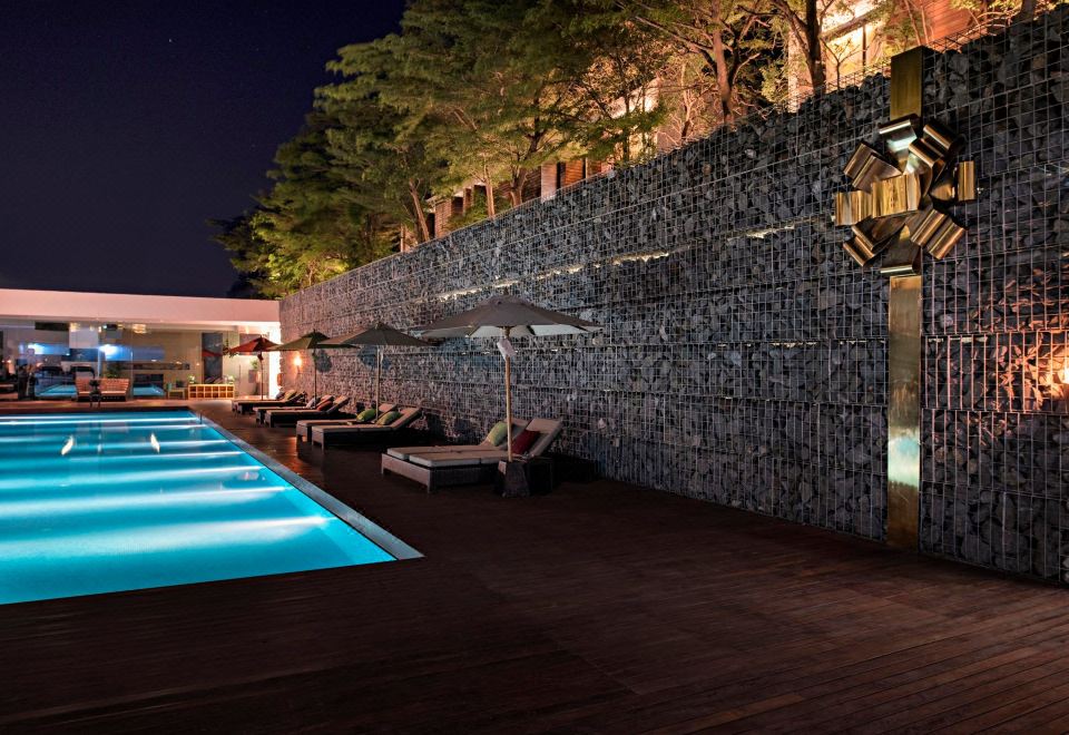 สระว่ายน้ำขนาดใหญ่ของ SO/ Sofitel Hua Hin ริมหาด