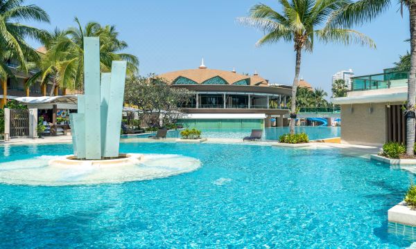 สระว่ายน้ำกลางแจ้งพร้อมสไลเดอร์ของ Springfield @ Sea Resort & Spa ริมหาดชะอำ