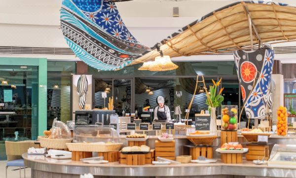 ร้านอาหารริมหาดบรรยากาศโปร่งสบายภายใน Springfield @ Sea Resort ชะอำ