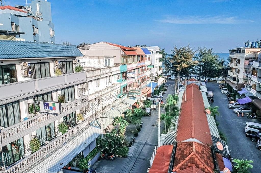 มุมระเบียงและพื้นที่นั่งเล่นของ The Beach Cha Am Guest House ใกล้หาดชะอำ