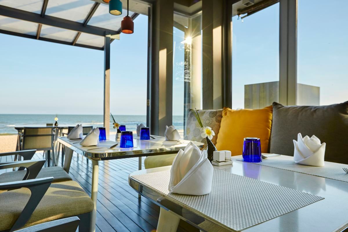 ร้านอาหารของ Veranda Resort & Villas ริมหาดชะอำ บรรยากาศโปร่งสบาย