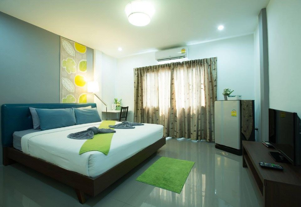 ห้องพักสะอาดของ White Monkey Guesthouse เพชรบุรี เตียงนอนพร้อมหน้าต่าง