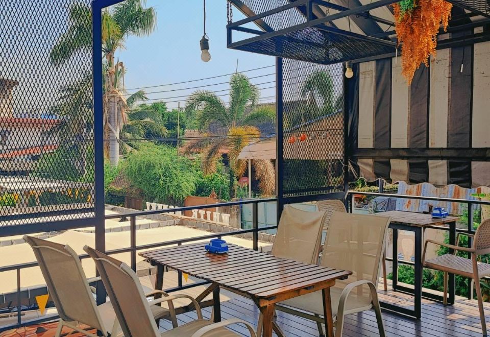 บรรยากาศตัวอาคารและพื้นที่นั่งเล่นของ White Monkey Guesthouse ในเมืองเก่าเพชรบุรี