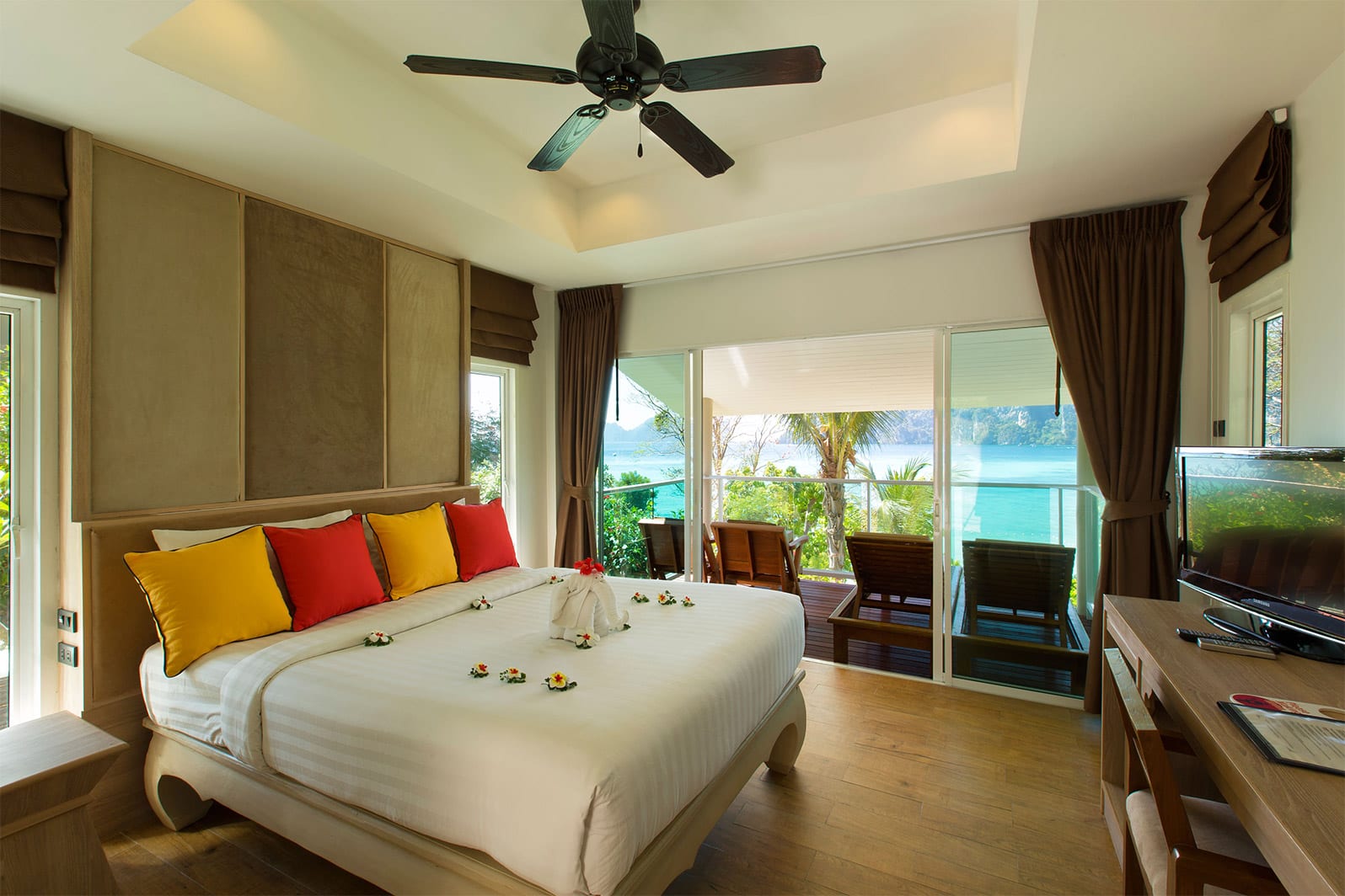 ระเบียงห้องพักของ Phi Phi Bayview & Premier Resort มองออกไปเห็นอ่าวต้นไทรและหน้าผาหินปูน
