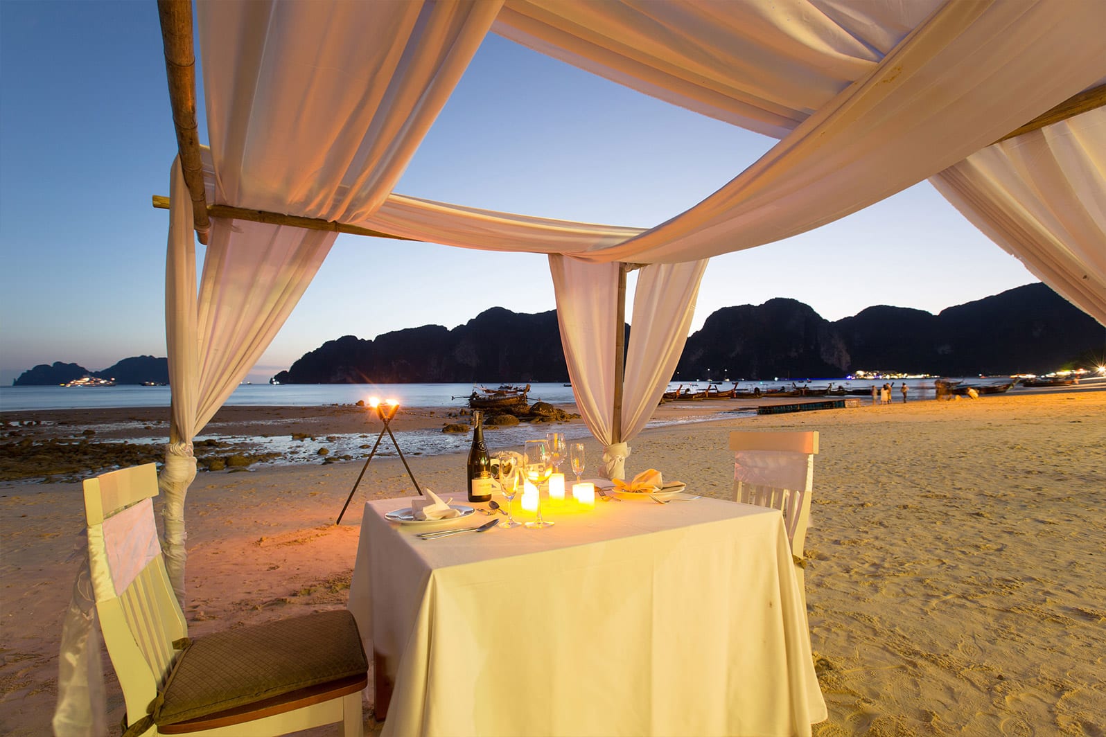 สระว่ายน้ำและพื้นที่ริมหาดแหลมหินของ Phi Phi Bayview & Premier Resort เกาะพีพี