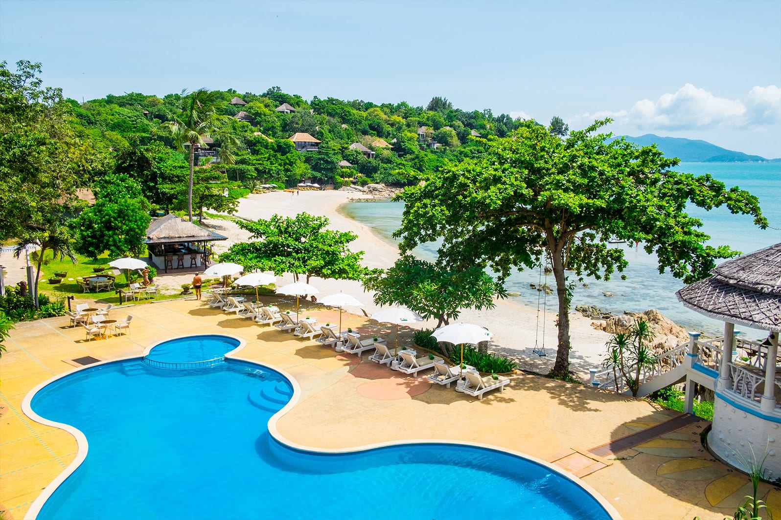 บรรยากาศเนินเขาป่าเขียวและทางเดินของ Phi Phi Bayview & Premier Resort เกาะพีพีดอน