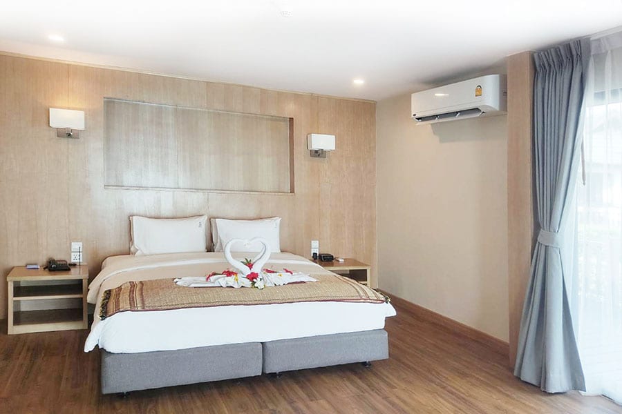 สระว่ายน้ำ infinity ริมหาดแหลมตงของ Phi Phi Holiday Resort มองออกทะเลอันดามัน
