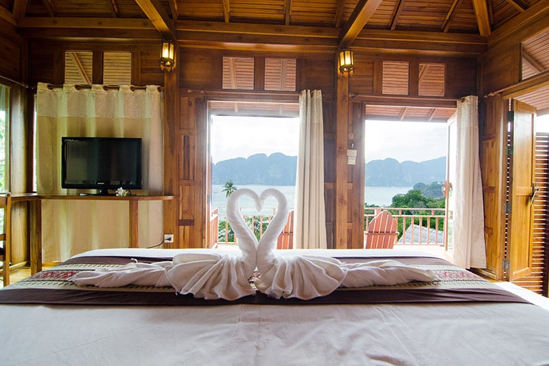 วิวทะเลอันดามันจากวิลล่าบนเนินเขาของ Phi Phi The Beach Resort มองไปทางพีพีเล
