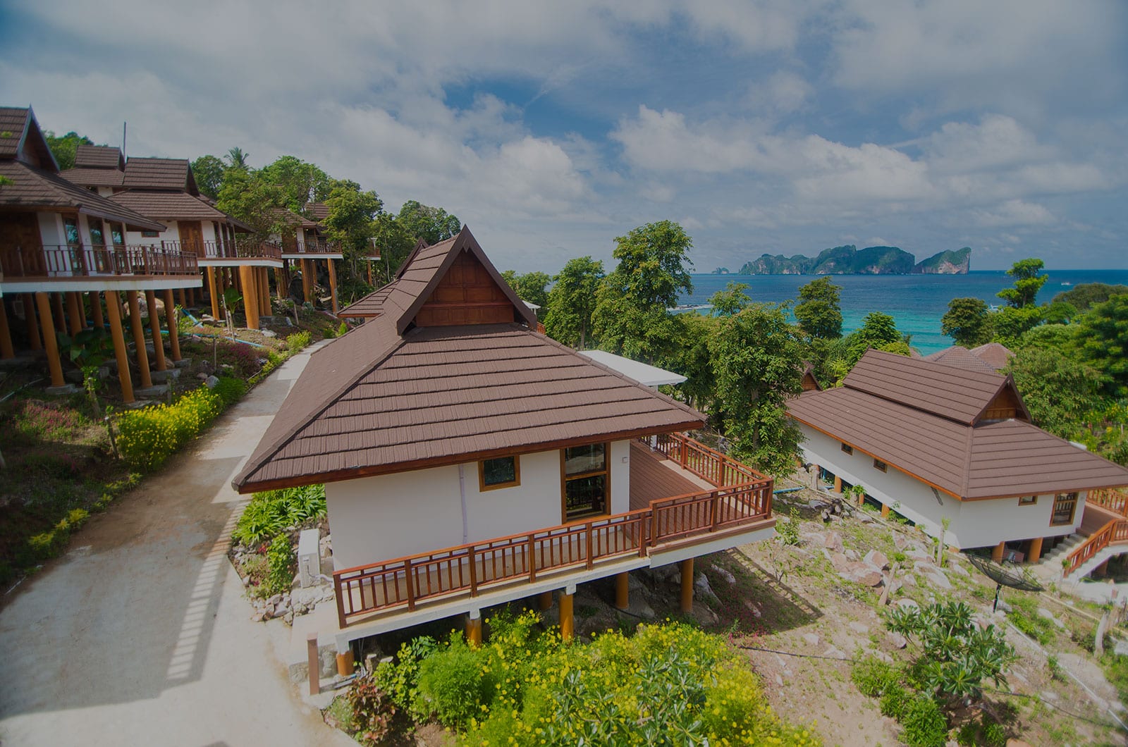 วิลล่าและระเบียงส่วนตัวของ Phi Phi The Beach Resort บนหาดยาว เกาะพีพี