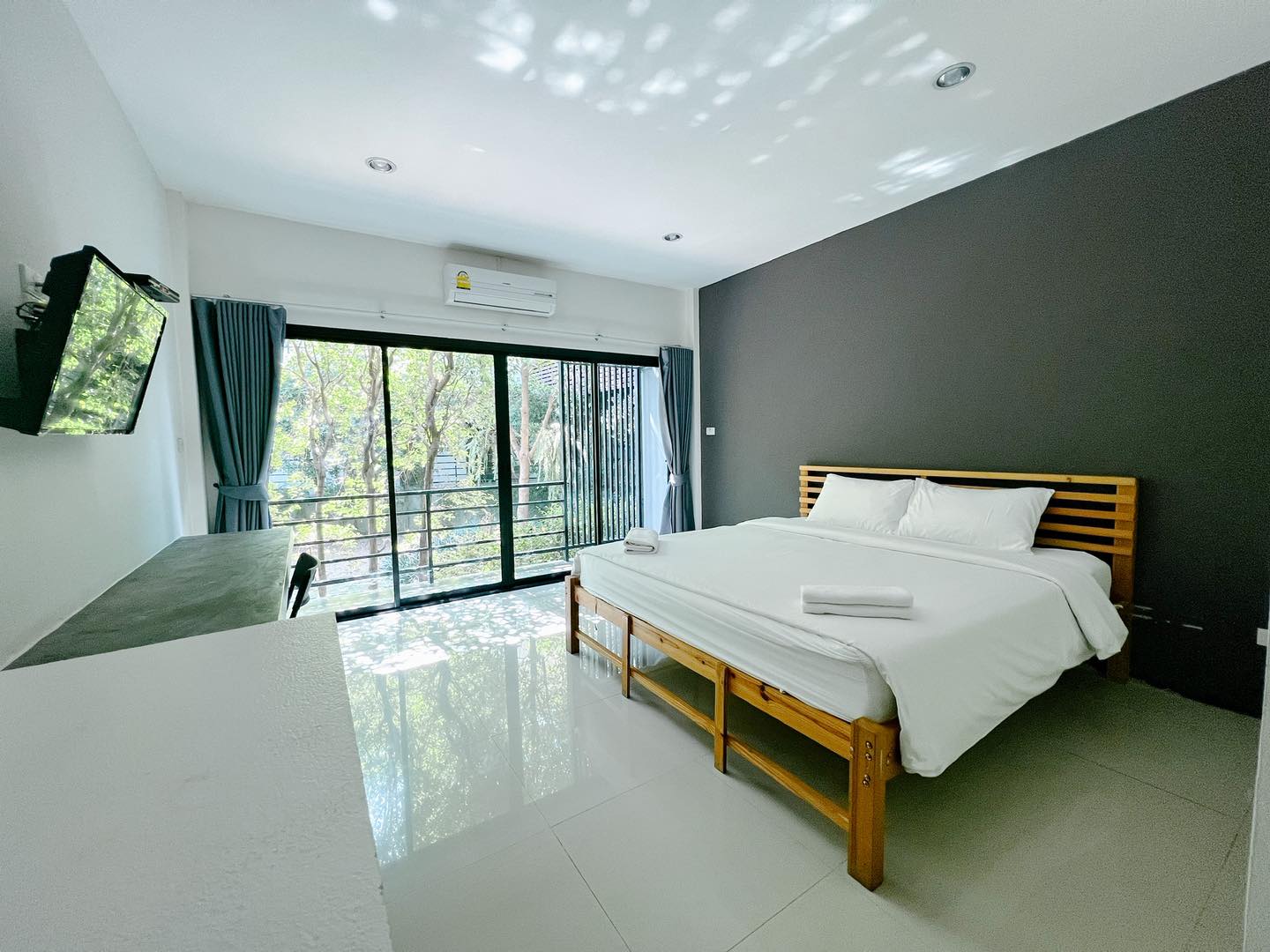 ห้องพัก Bed Hub Hotel พิจิตร เตียงใหญ่ ดีไซน์มินิมอลโทนเทาเข้ม
