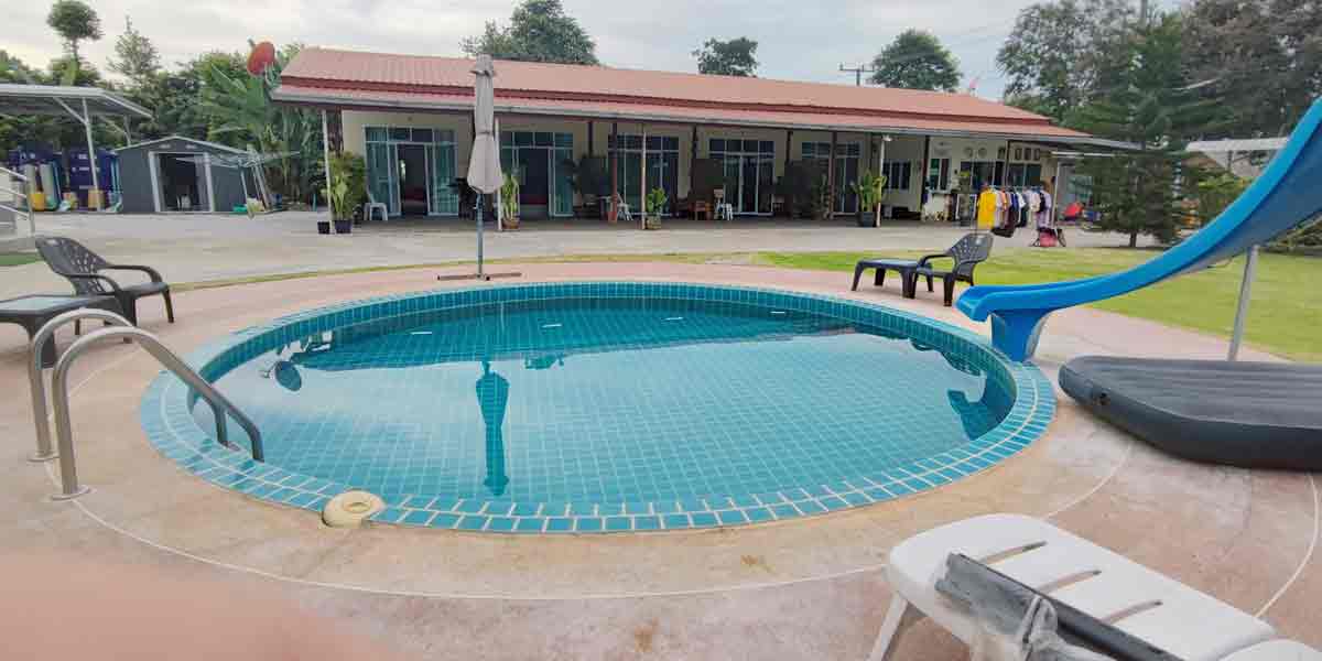 อาคารและสวนของ Bed Hub Hotel พิจิตร อาคาร 2 ชั้น