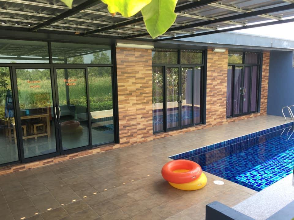 บรรยากาศส่วนกลางและระเบียงของ Bed Hub Hotel เมืองพิจิตร