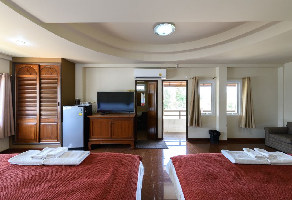 ห้องพักอีกมุมของ Fahluang Residence มีพื้นที่นั่งเล่นและแสงธรรมชาติ