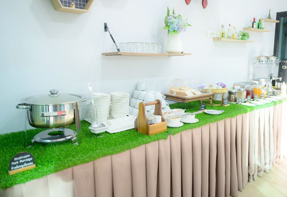 บรรยากาศรีสอร์ตและลานจอดรถหน้าห้องของโมเดิร์น รีสอร์ท พิจิตร