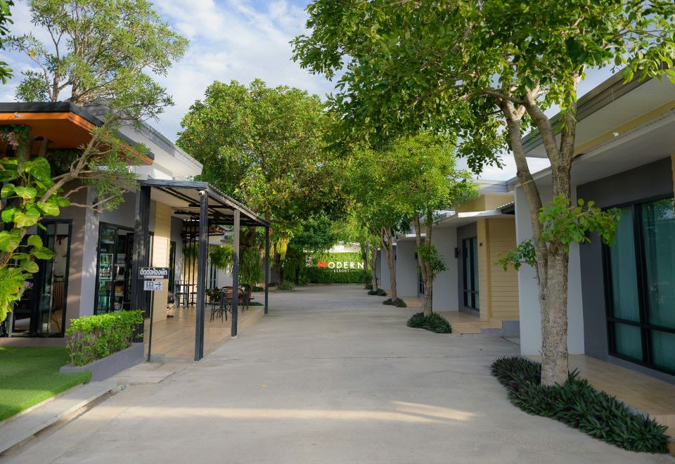 ภาพรวมตัวรีสอร์ต Modern Resort ย่านคลองคะเชนทร์ เมืองพิจิตร