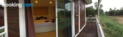 มุมพักผ่อนและพื้นที่ส่วนกลางของ Rice Country Village วิวทุ่งนา