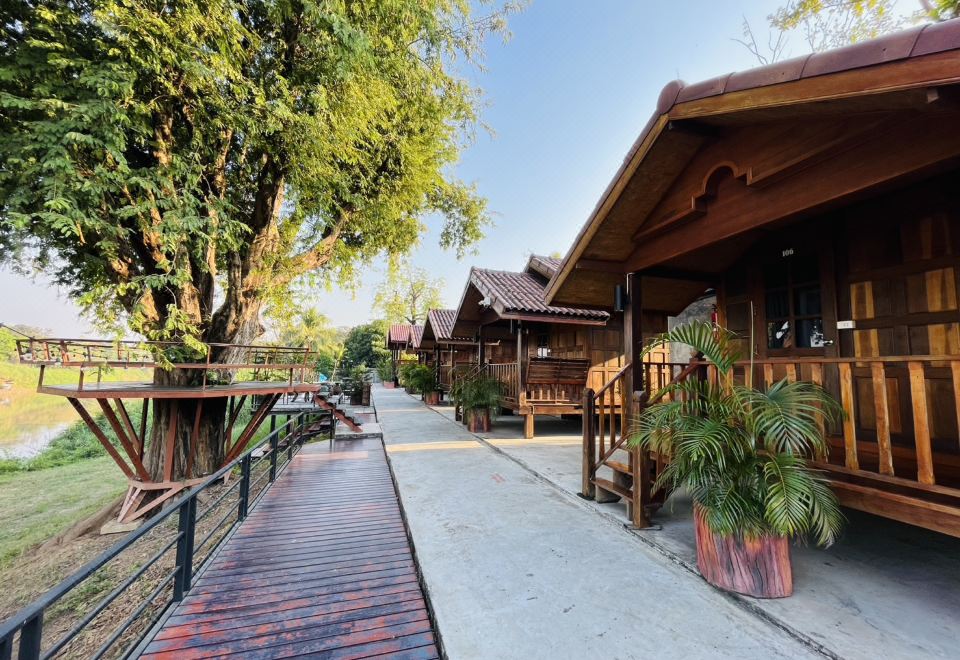 เรือนไม้ริมน้ำของ Ruen Rim Nan Resort ตะพานหิน