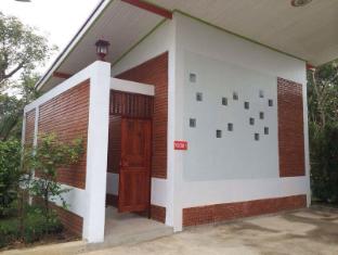 ห้องพักแบบบ้านของ SP Resort and Garden พิจิตร เตียงนอนและมุมนั่งเล่น