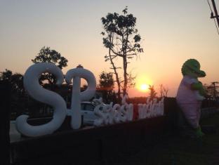 ห้องพักอีกมุมของ SP Resort and Garden มีครัวและเครื่องใช้ในห้อง
